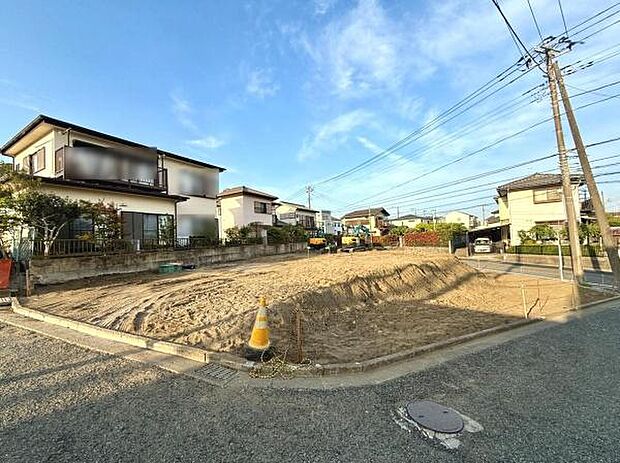 現地写真からは整地された土地が広がっている様子が確認できます。