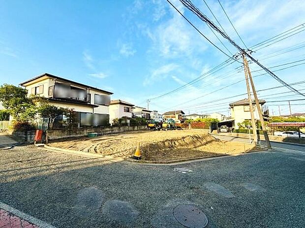 広々とした敷地と開放的な前面道路が特徴です。