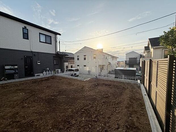 建築前の整地された土地で幅広い用途が考えられます。陽当たりも良く周囲には住宅が立ち並んでいます。前面道路も広く車の出入りもしやすい環境です。隣接する建物との距離も確保されており開放感があります。