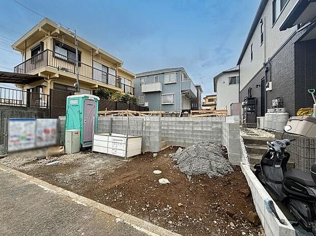 基礎工事がしっかりと進行している様子が分かります。周囲は整った住宅街に位置しています。敷地形状も確認しやすい現場です。配管も整然と設置されています。