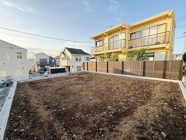 整形地で使い勝手の良い土地です。周囲には住宅が並び落ち着いた雰囲気です。道路へのアクセスもしやすく住環境も整っています。フェンスが設置されておりプライバシーも配慮されています。