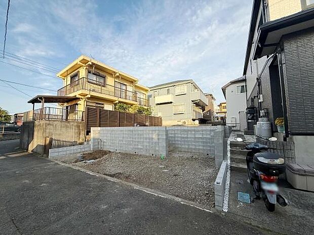 前面道路が広めで車の出入りもスムーズに行えます。周囲の住宅も整然として静かな環境が広がっています。敷地は整形地でプランニングの自由度も期待できます。現地周辺は陽当たりも良好です。