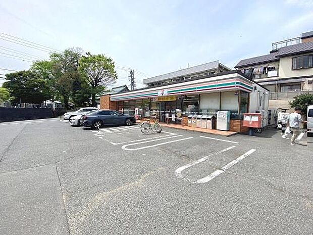 セブンイレブン藤沢亀井野北店まで527m