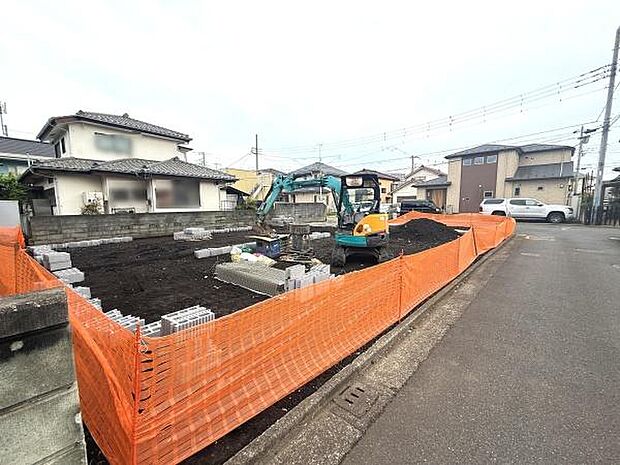 前面道路が広く出入りがスムーズに行えます。現地は整地されており工事の進捗も確認しやすい環境です。周囲は住宅街で落ち着いた雰囲気です。車の通行スペースも十分に確保されています。