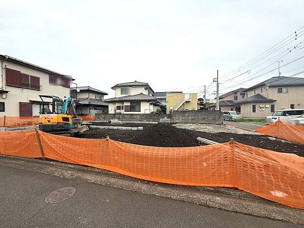 前面道路がしっかりと整備されており周囲には落ち着いた住宅街が広がっています。敷地も平坦で使いやすい形状です。建築車両の進入も可能な広さが確保されています。現地の様子がよく分かる写真です。