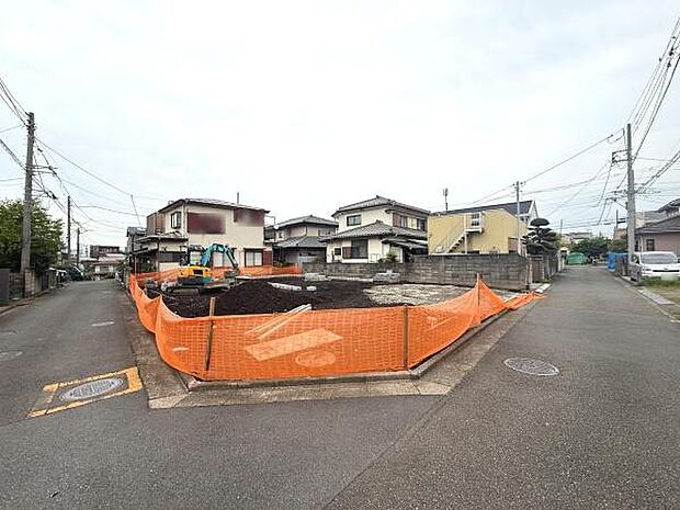 住宅街の角地に位置する土地です。周囲は落ち着いた住宅が並ぶ環境となっています。工事も進行中で新築にも適しています。現地の状況がよくわかる写真となっています。建築計画のイメージがしやすい立地です。