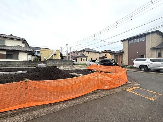 閑静な住宅街に位置する土地です。周囲には戸建て住宅が建ち並び落ち着いた雰囲気です。道路も広めで車の出し入れも安心して行えます。敷地もゆとりがあり建築の自由度が高そうです。