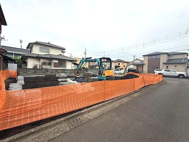 敷地はゆとりある形状となっており前面道路も幅広く見通しが良好です。工事現場の様子から今後の建築計画の進捗も期待できます。周囲には住宅が立ち並び落ち着いた印象のエリアとなっています。