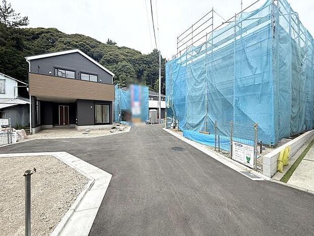 幅のある前面道路が広がり車の出入りもスムーズに行えます。現地には新しい建物も建設中で落ち着いた雰囲気が印象的です。周囲は静かな環境で住みやすさが感じられる立地となっています。
