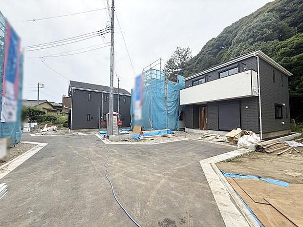 前面道路が広々としており車の出入りもしやすい印象です。周囲には新築住宅が並び統一感のある街並みとなっています。敷地周辺は開放感があり建物も現代的なデザインが特徴です。