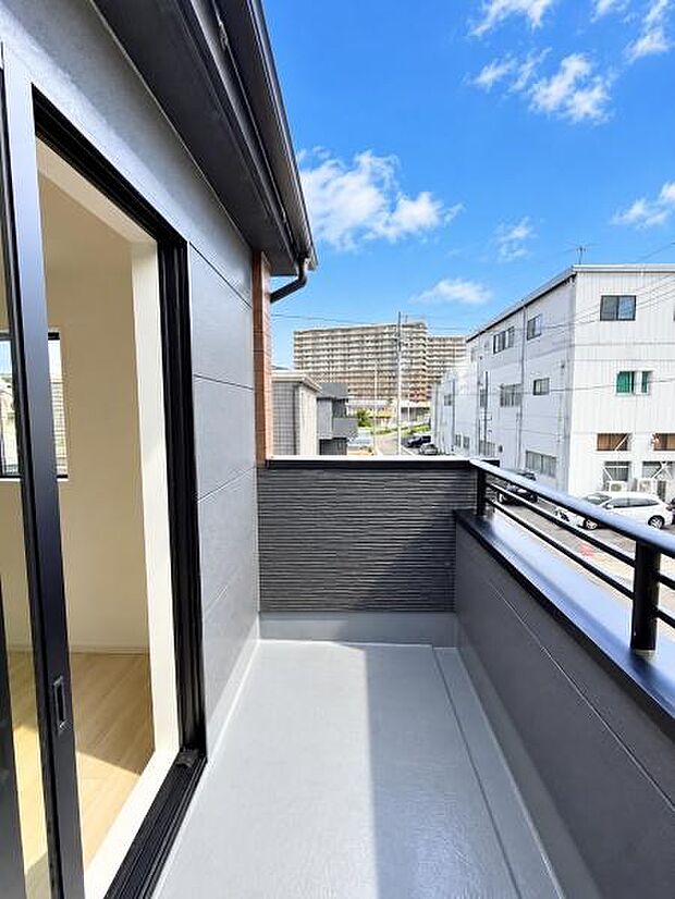 開放感のあるバルコニーで外の景色が広がります。屋根付きで天候に左右されにくいのが特徴です。落ち着いた外壁デザインも印象的です。室内との一体感が感じられるスペースです。日当たりも良好です。
