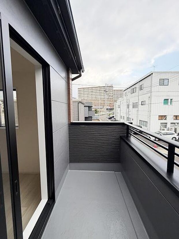 開放感のあるバルコニーで外の景色が広がります。屋根付きで天候に左右されにくいのが特徴です。落ち着いた外壁デザインも印象的です。室内との一体感が感じられるスペースです。日当たりも良好です。