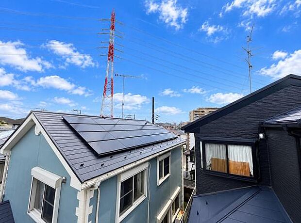 屋根の上から周囲の住宅や電線遠くの建物まで見渡せる現地からの眺望です。遮るものが少なく広がりを感じる景色となっています。天候や季節によって様々な表情を楽しむことができます。