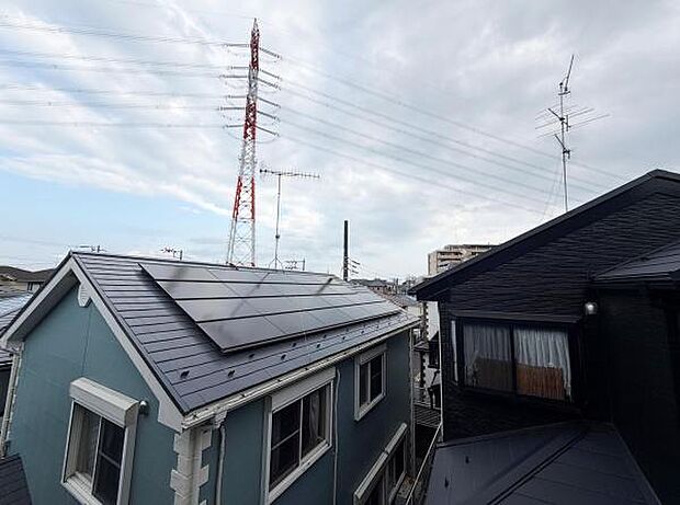 屋根の上から周囲の住宅や電線遠くの建物まで見渡せる現地からの眺望です。遮るものが少なく広がりを感じる景色となっています。天候や季節によって様々な表情を楽しむことができます。