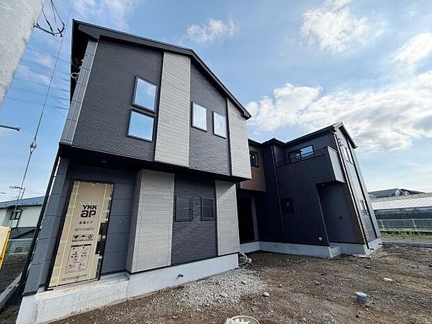 モダンな外観が特徴的な住まいです。落ち着いた色合いが周囲に調和しています。窓の配置により室内の明るさも期待できます。建物の立体感が個性的です。新築ならではのフレッシュな印象があります。