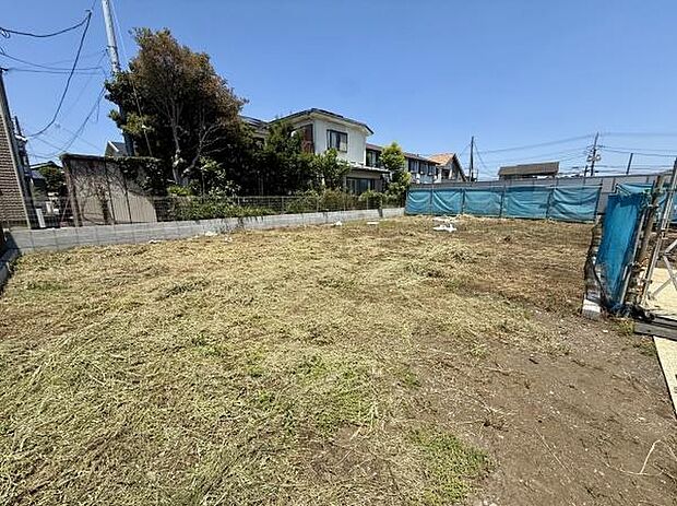 開放感のある現地土地写真です。日当たりも良好で明るい雰囲気です。建築計画も立てやすい広さが魅力です。