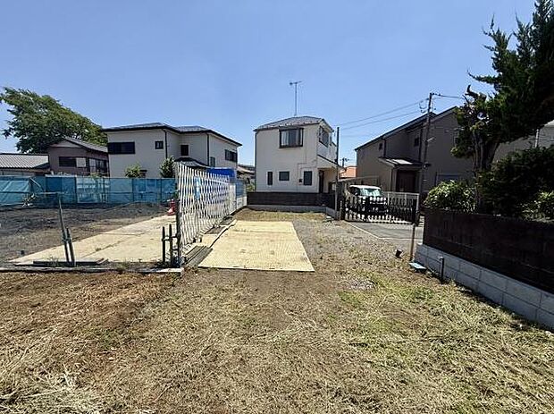 落ち着いた住宅街に位置しており開放感のある現地土地写真です。前面道路に面しているので車の出し入れにも便利です。平坦な敷地で整備がしやすく様々なプランに対応しやすい土地です。