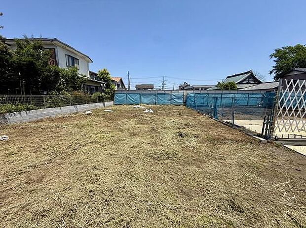 広々とした現地土地写真です。整地が行き届いた土地で様々な用途にご検討いただけます。陽当たりも良好です。