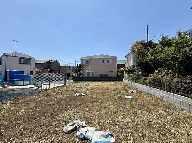 周辺には住宅が立ち並び落ち着いた雰囲気が広がっています。土地は整った形状で道路からのアクセスも良好です。