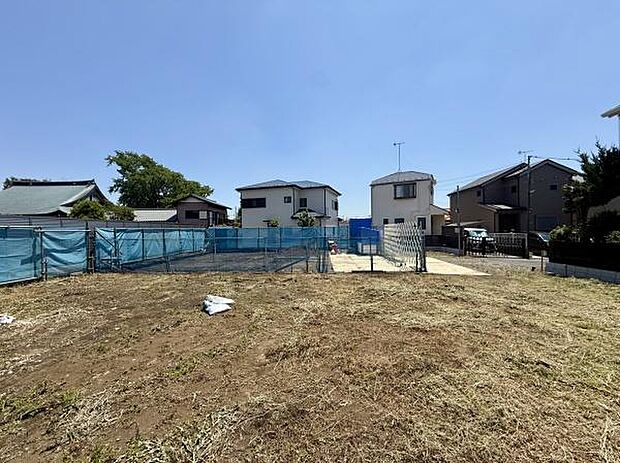 日当たりの良い現地土地写真です。周辺には住宅が立ち並び落ち着いた環境が感じられます。敷地も広々としており様々なプランが検討できます。現地をぜひ実際にご覧ください。