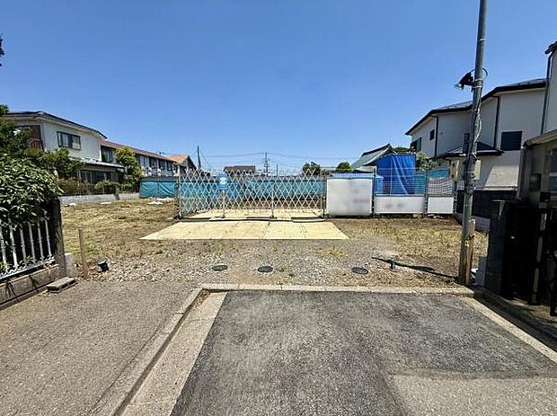 敷地前面には舗装された道路があり車両の出入りもスムーズに行えます。周辺には住宅が立ち並ぶ落ち着いた環境です。現地は開放感のある平坦なスペースで整地がされています。
