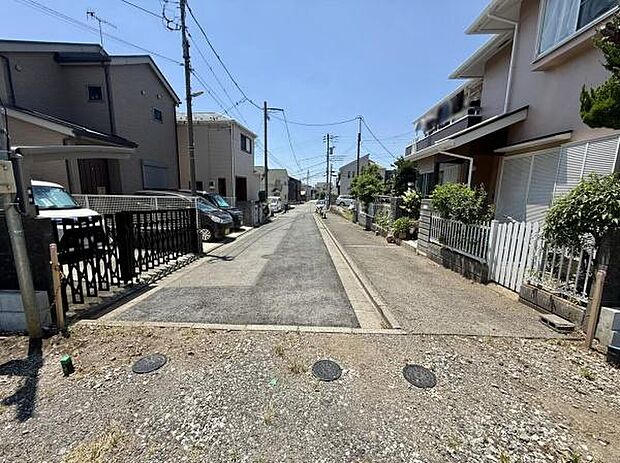 前面道路は幅員があり車の通行や駐車も安心して行えます。道路沿いには住宅が整然と並び周囲も落ち着いた雰囲気です。