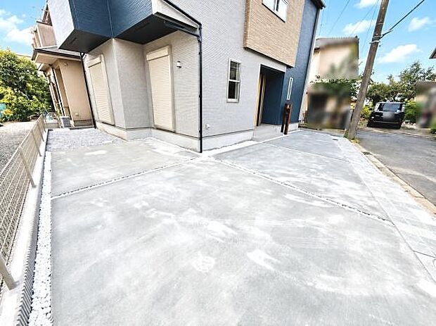 広々とした駐車場スペースが魅力の一つです。前面道路から直接アクセスでき車の出し入れも快適に行えます。敷地内に余裕があり車の駐車や荷物の積み下ろしにも便利です。