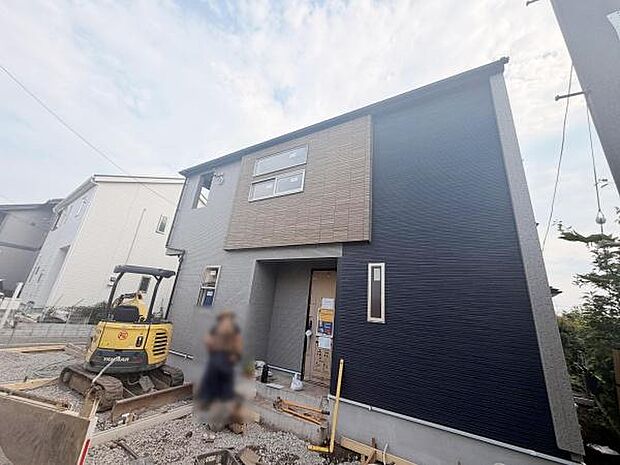 スタイリッシュな外観が特徴の建物です。窓の配置やデザインがアクセントになっています。前面道路は広めで車の出し入れもスムーズにできます。重機が入るほどのスペースが確保されています。