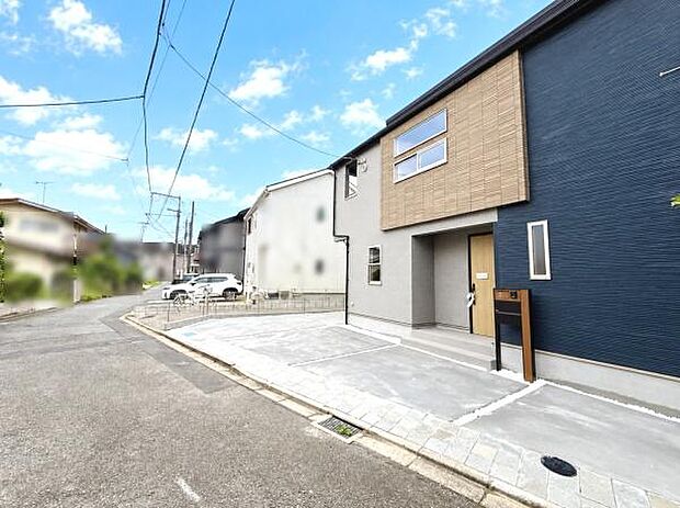 前面道路が広めに確保されており車の出し入れがしやすい環境です。周囲の雰囲気もすっきりしていて建物外観と調和しています。駐車スペースがゆったりと設けられているのでお車をお持ちの方にも便利です。