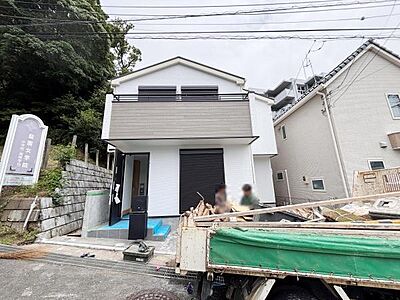 外観：シンプルなデザインの外観が特徴です。バルコニーが付いており建物全体にすっきりとした印象があります。前面道路も広く車の出入りがしやすそうです。周囲は緑も多く落ち着いた雰囲気が感じられます。