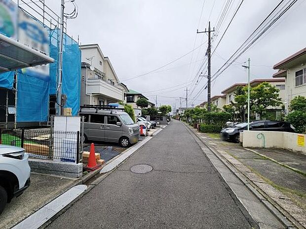 前面道路は幅員が広く車の出入りがしやすい環境です。周辺には住宅が並び落ち着いた街並みが広がっています。