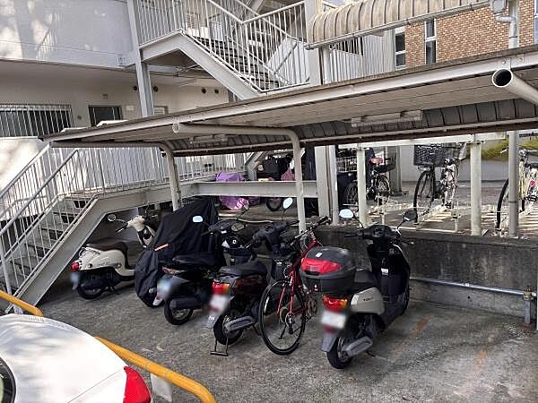 屋根付きの駐車スペースが確保されておりバイクや自転車を雨や日差しから守ることができます。駐車場内は整然としていて利用しやすい印象があります。建物の近くに位置しているため移動にも便利です。