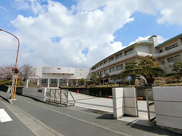 藤沢市立藤ケ岡中学校まで1266m