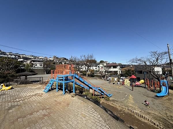 大鋸丸山公園まで745m、長～いすべり台が魅力的！カラフル遊具に木の遊具があります。幼児から小学生まで楽しめる公園です。