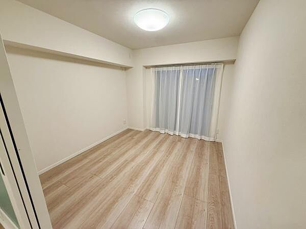 明るい照明が天井についており室内がしっかりと照らされています。フローリングがナチュラルな印象で室内全体に清潔感があります。大きな窓が設置されているため風通しや採光にも配慮されています。