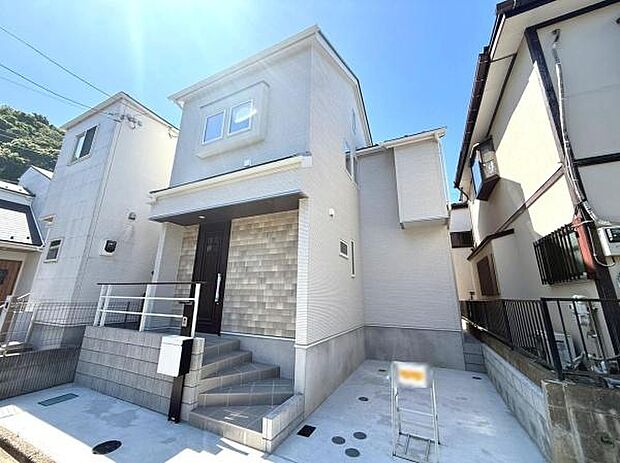 シンプルな外観デザインが特徴的な戸建住宅です。玄関まわりがスッキリしており明るい印象を与えます。前面スペースは様々な用途に活用しやすい広さです。静かな住宅街に位置しているのがわかります。