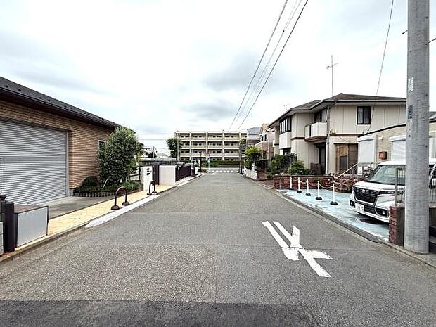 前面道路は幅員があり車の出入りもスムーズに行えます。周囲には住宅が並び整った街並みが感じられます。落ち着いた雰囲気のエリアに位置していますので安心感があります。現地写真から周囲の環境が確認できます。