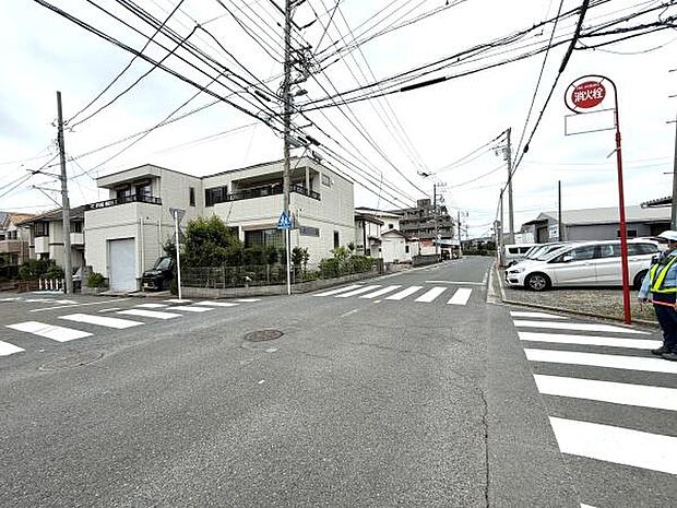 前面道路は見通しの良い交差点に面しています。歩道もしっかり整備されており安全面にも配慮されています。周囲には住宅が立ち並び静かな環境です。バス停が近くにあり交通利便性も期待できます。