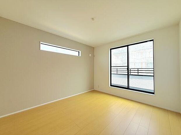 大きな窓から自然光がたっぷり入り明るく開放的な雰囲気の洋室です。すっきりとした室内でレイアウトも自由にお楽しみいただけます。シンプルなデザインが魅力の一室です。