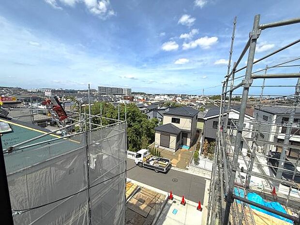 現地からの眺望が広がり周辺の街並みや遠くまで見渡せる景色が印象的です。青空と雲が心地よい空間を演出しています。開放感ある景色を楽しめる立地が特長です。周囲の住宅や街の様子を一望できる点もポイントです。