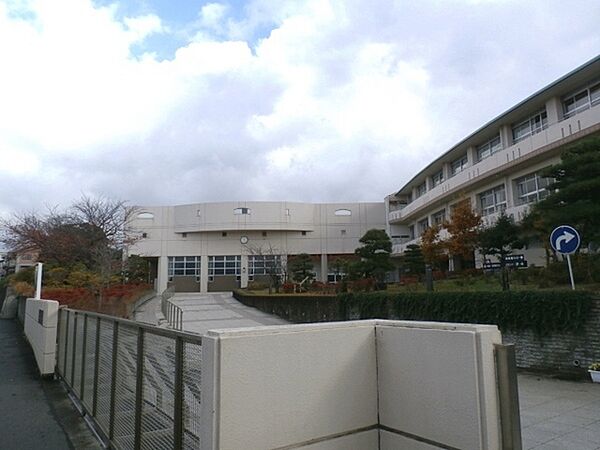 藤ヶ丘中学校まで1430m