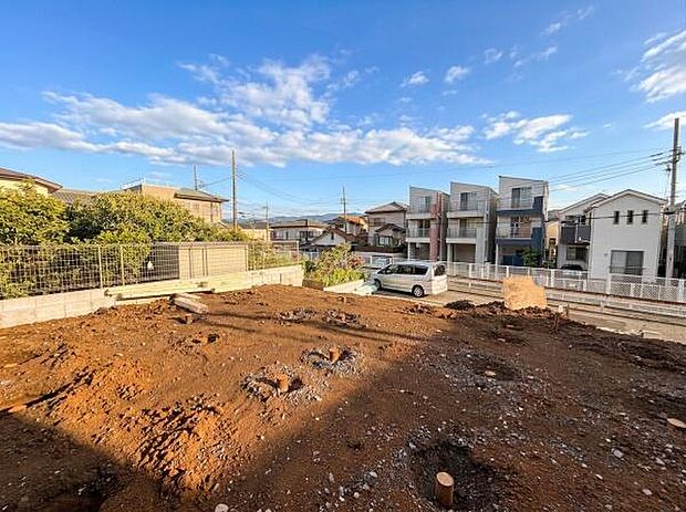 広々とした土地で開放感を感じられる環境です。周囲には住宅が並び穏やかな雰囲気が広がります。日当たりも良好で空を広く見渡せるロケーションです。前面道路へのアクセスもスムーズです。