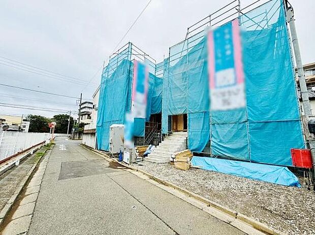 前面道路が広く車の出入りもしやすい現地写真です。視界が開けており交通量も落ち着いた印象です。建物の工事も進んでおり完成が楽しみな現地の様子がご覧いただけます。周辺環境もあわせて確認可能です。