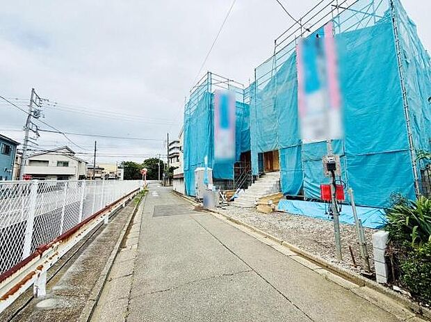 現地周辺は幅のある前面道路が続き車の出し入れもスムーズに行いやすい環境です。現地の様子がしっかりと確認できる写真で工事の進捗状況も分かります。