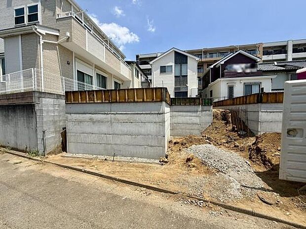 閑静な住宅街に位置し敷地もゆとりある設計となっております。近隣には住宅が立ち並び街並みが整っています。建築条件に合わせて理想の住まいを計画できます。周辺の環境も落ち着いています。
