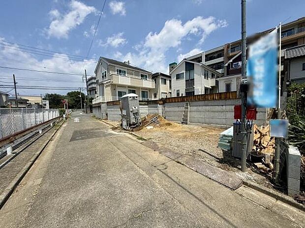 閑静な住宅街に位置する土地です。周辺にはしっかりとした住宅が並び落ち着いた雰囲気を感じられます。前面道路も広く車の出入りもスムーズです。住環境を重視される方におすすめです。