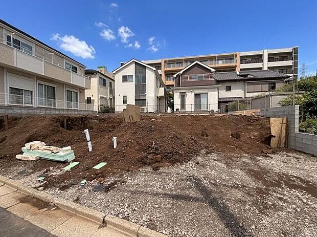 整形地で車の出し入れがしやすい前面道路も魅力的です。周辺は戸建てやマンションが並び落ち着いた住宅街です。敷地内には設置済みの配管があり建築もスムーズに進められます。
