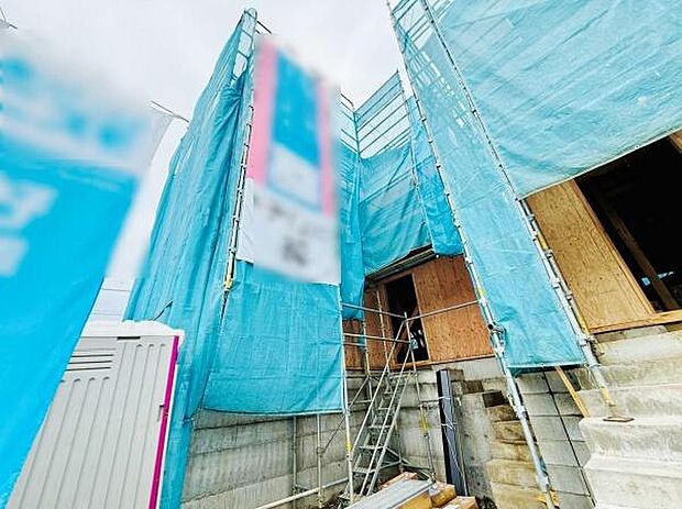 建築中の様子が見られる貴重な一枚です。外壁や足場など住まいの基礎からこだわりが感じられます。現場の安全対策も施されていますので安心感があります。建物の完成までの変化を楽しむことができます。