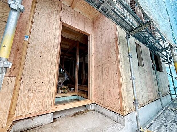 建築中の様子が分かる外観写真です。外壁には構造用合板が丁寧に施工されています。基礎や躯体の状態を確認できる貴重なタイミングの一枚です。安心して次の工程へ進めます。現場の進捗がしっかり伺えます。