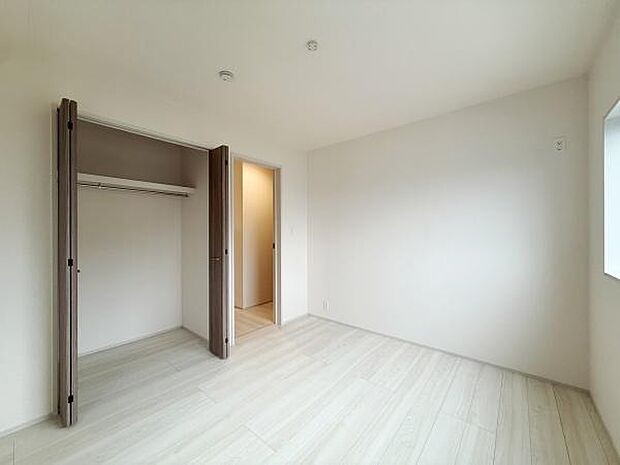 クローゼットが設置されており整理しやすい空間が確保されています。室内は明るく開放感があります。床や壁の色合いが落ち着きすっきりとした印象です。収納スペースがあらかじめ備わっているので便利です。